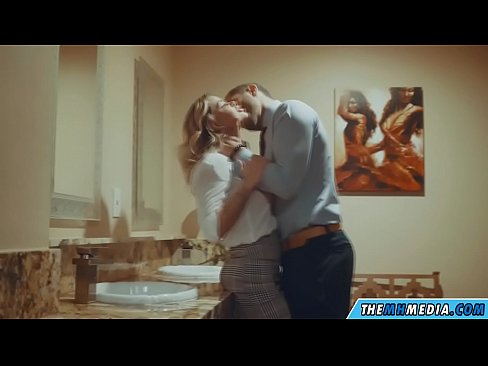 ❤️ Xa i-blonde ene-busty ikuhenda kwindlu yangasese yoluntu Amanyala aphezulu kuthi ❌